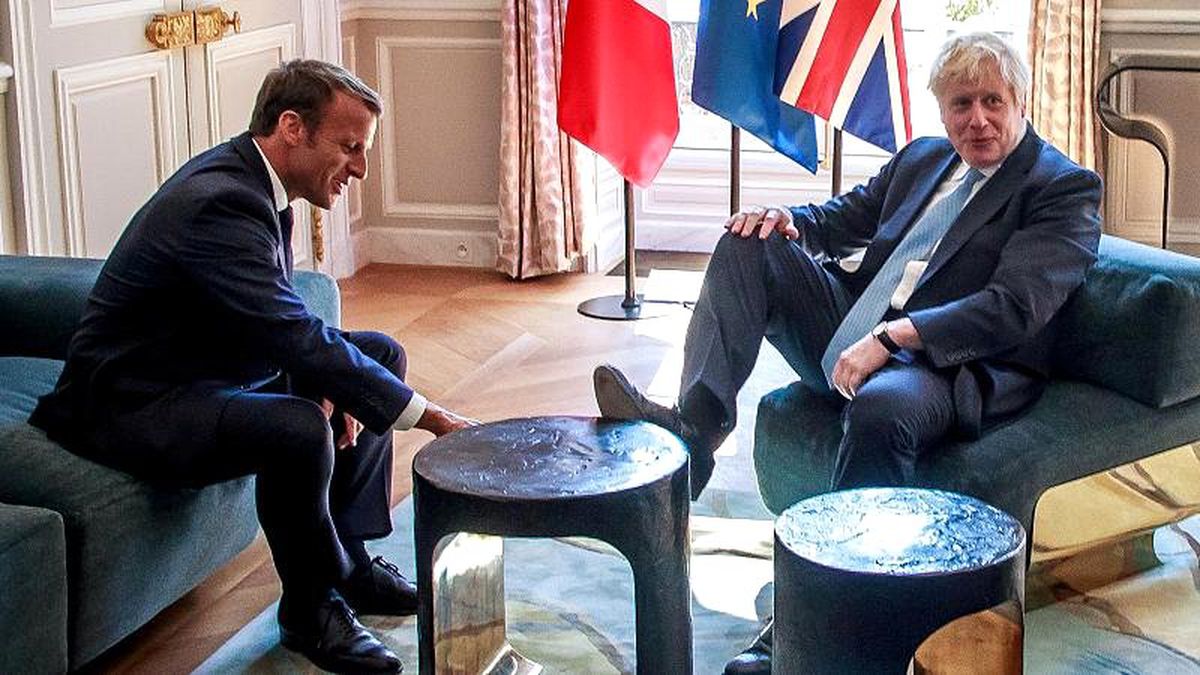 İngiliz Başbakan Johnson, Macron\'la görüşürken sehpaya ayak uzattı