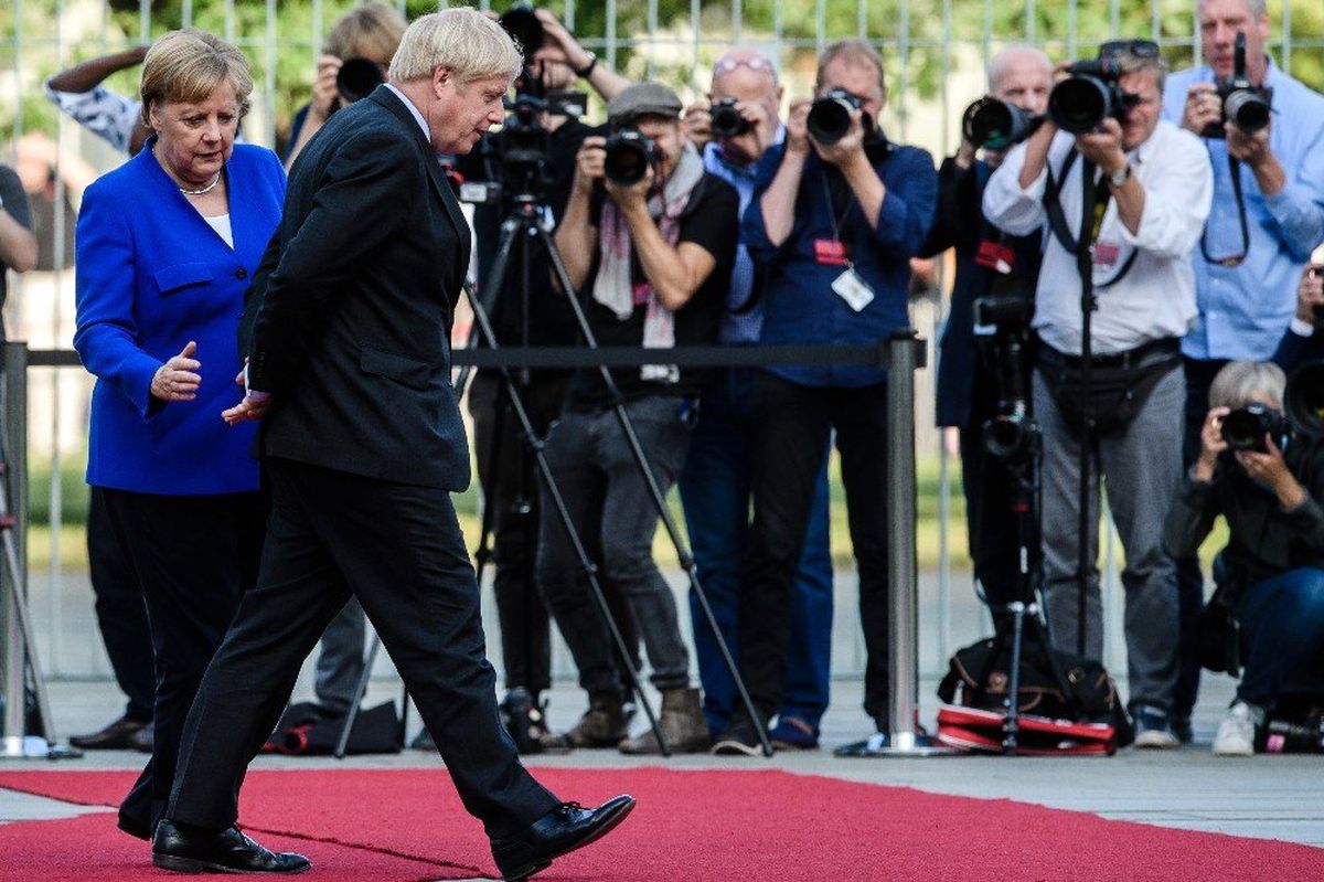 İngiltere\'nin yeni Başbakanı Johnson\'dan dikkat çeken rahatlık