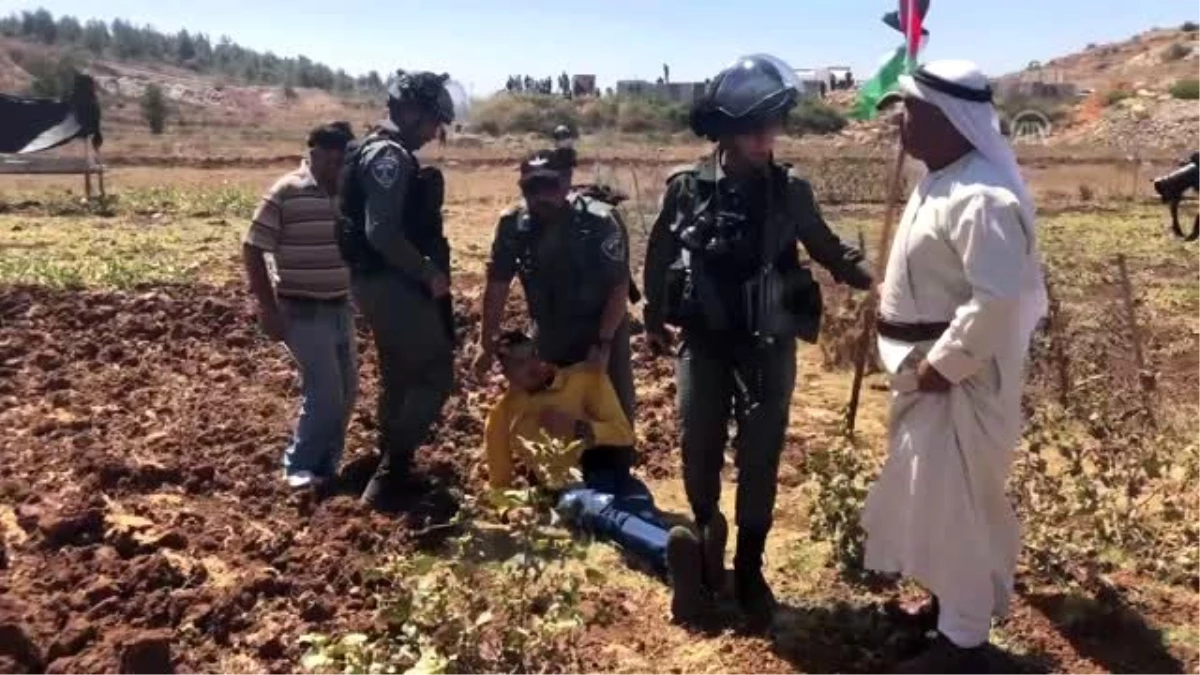 İsrail askerleri Filistinli genci yaka paça gözaltına aldı