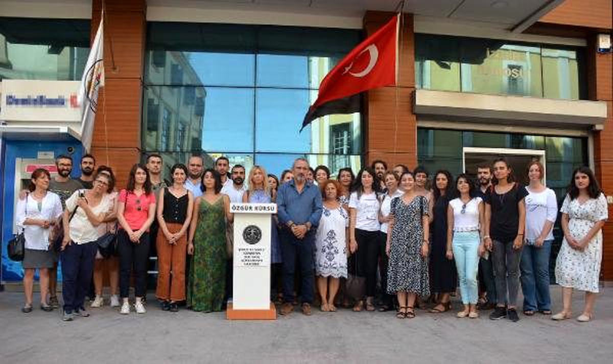 İzmir\'de 26 avukat gözaltına alındı (2)
