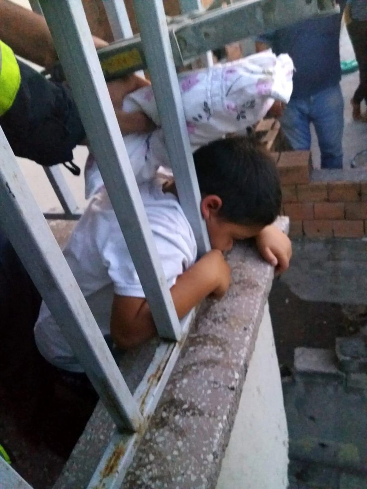 Kafası balkon korkuluğuna sıkışan çocuk kurtarıldı