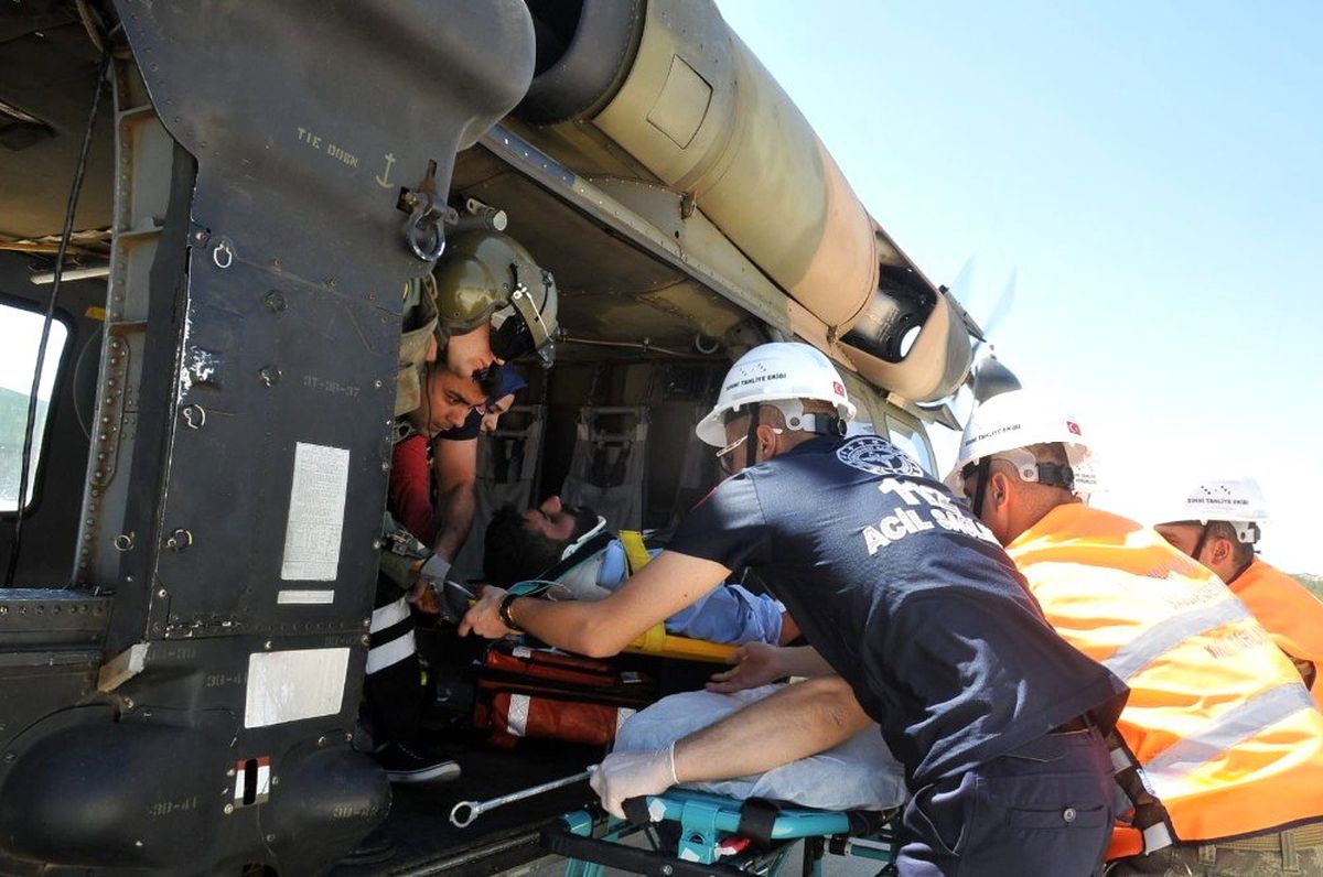Kayalıklardan düşen çoban askeri helikopterle kurtarıldı