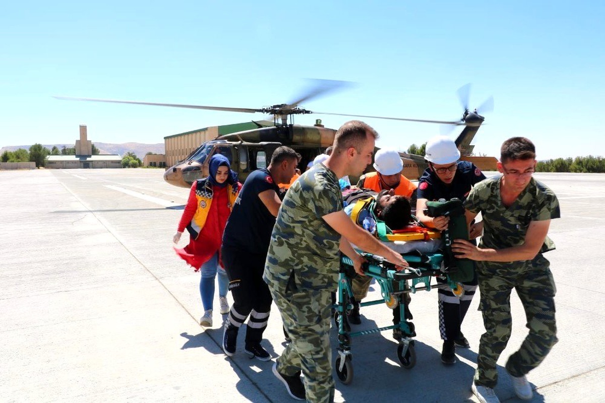 Kayalıklardan düşen vatandaş askeri helikopterle hastaneye sevk edildi