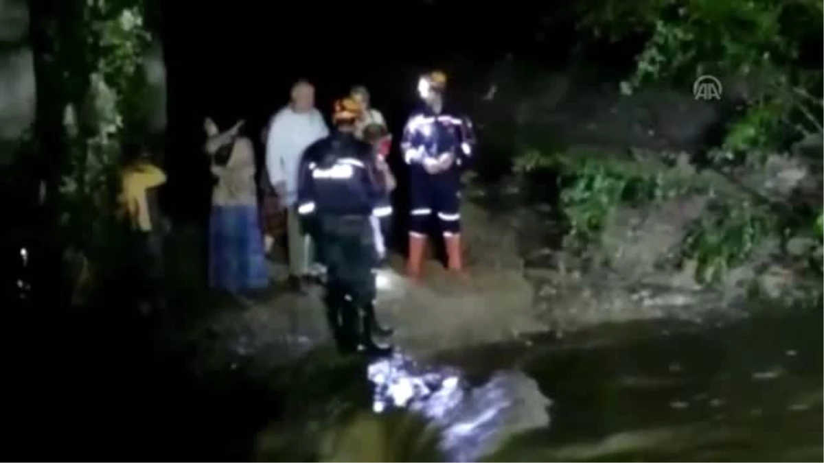 Köprü\'de mahsur kalan 7 kişilik aile kurtarıldı