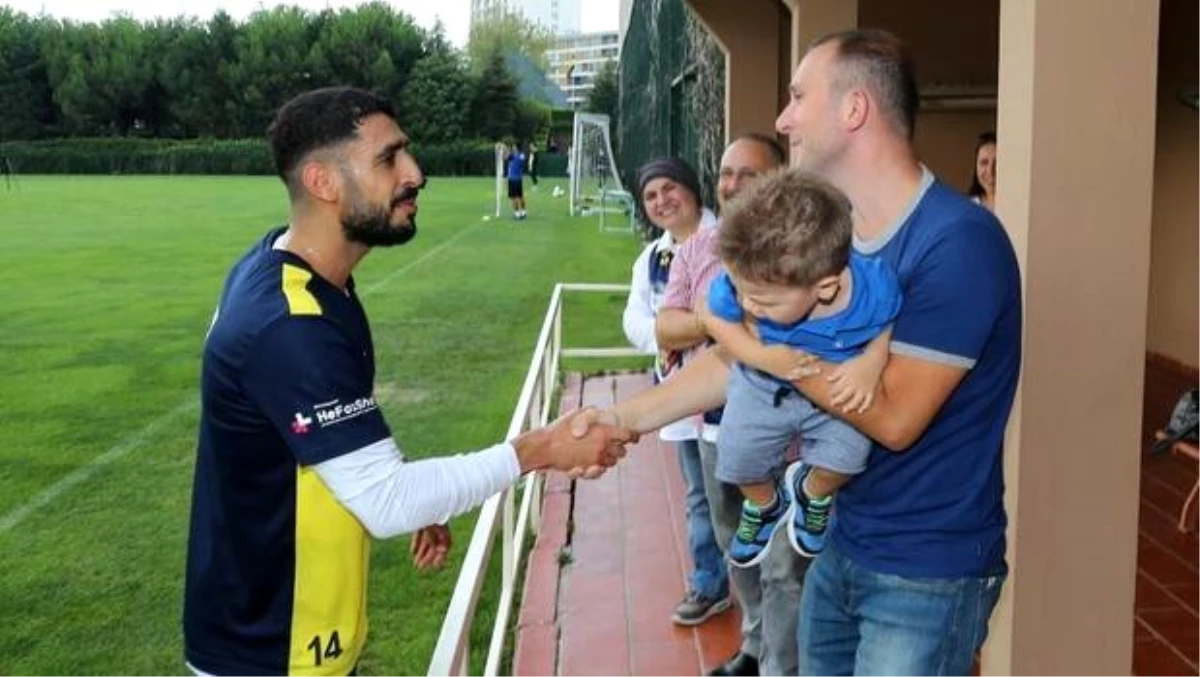 Koray Şener\'in ailesi Fenerbahçe idmanını ziyaret etti