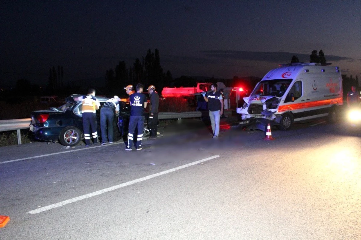 Kütahya\'da ambulans ile iki otomobil çarpıştı: 2 ölü, 5 yaralı