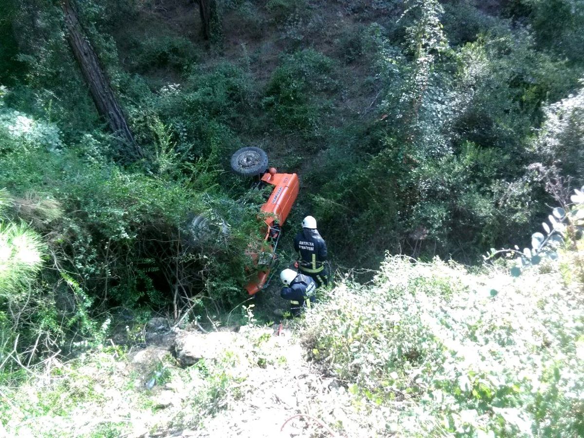 Manavgat\'ta traktör uçuruma devrildi: 1 ölü, 1 yaralı