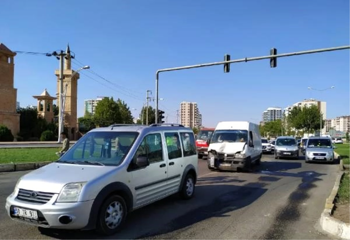 Minibüs, hafif ticari araca çarptı; Hüseyin bebek ile 3 kişi yaralı