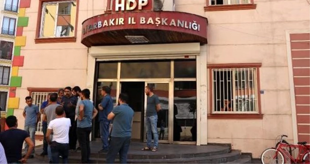 Oğlunun HDP\'liler tarafından dağa kaçırıldığını iddia eden anne, oturma eylemi başlattı