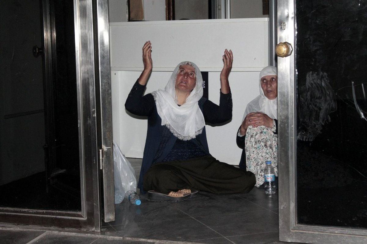 Oğlunun HDP\'liler tarafından kaçırıldığını öne süren anne, HDP İl Binası\'nda oturma eylemi başlattı