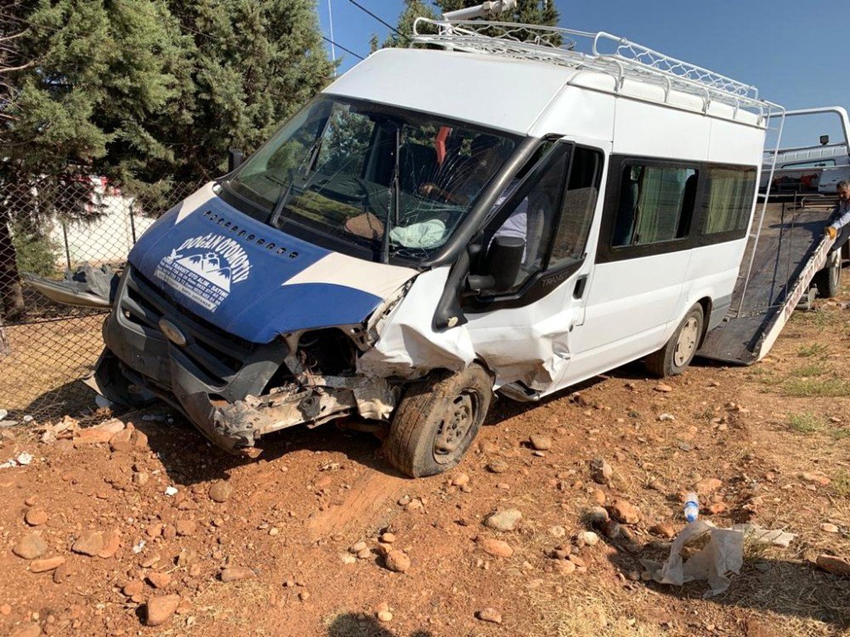 Otomobil ile minibüs çarpıştı: 12 yaralı