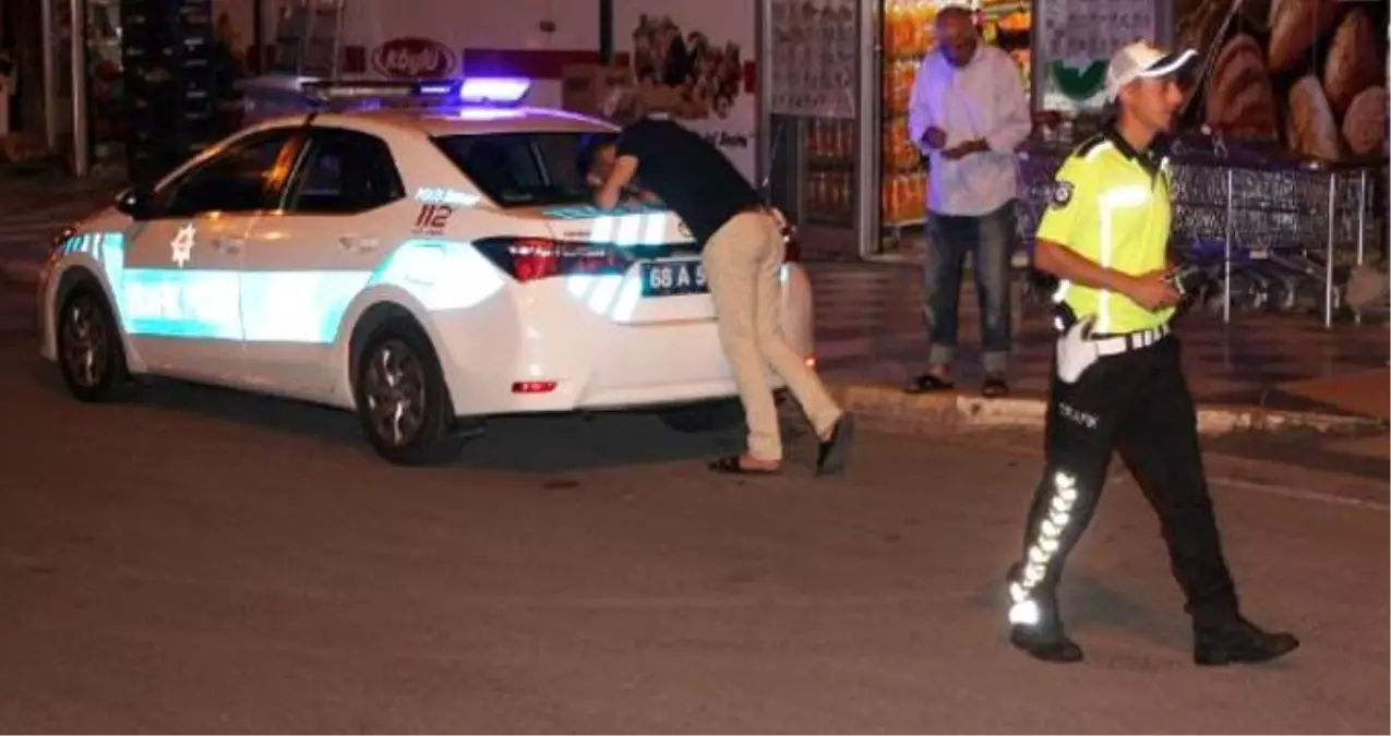 Otomobiliyle çarptığı kadın ölünce başını polis aracına dayayıp hüngür hüngür ağladı