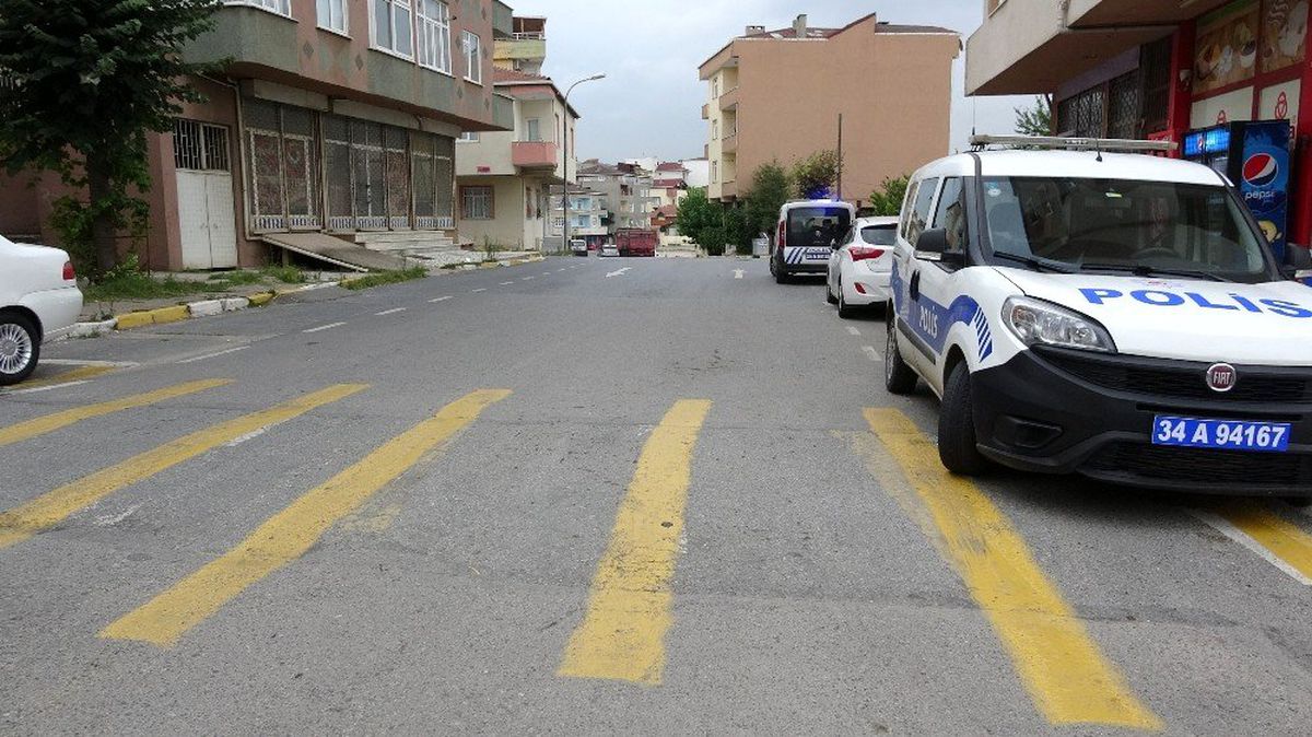 (Özel) Pendik\'te hırsızların kapı kilidini kırıp marketten sigara çaldığı anlar kamerada