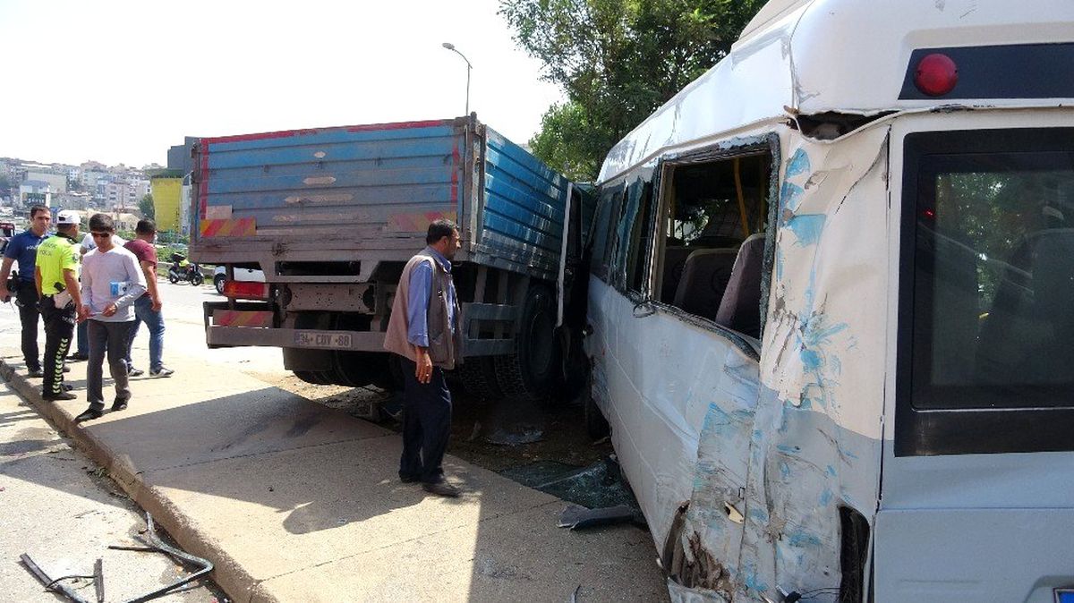 Pendik\'te kamyon ile minibüs çarpıştı: 3 yaralı
