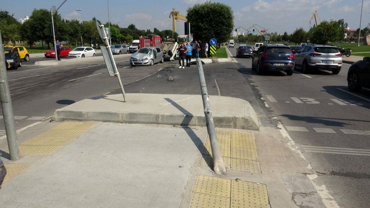 Pendik\'te takla atan araç karşı şeritteki aracın üstüne düştü