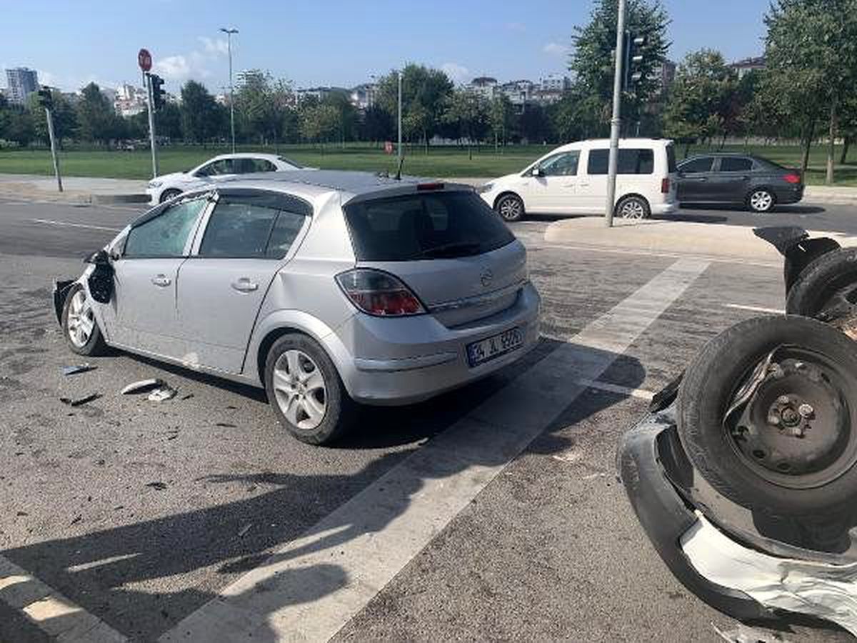 Pendik\'te takla atan ticari araç otomobilin üzerine düştü: 2 yaralı