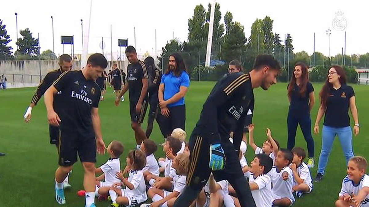 Real Madrid oyuncuları en genç hayranlarıyla tanışıyor