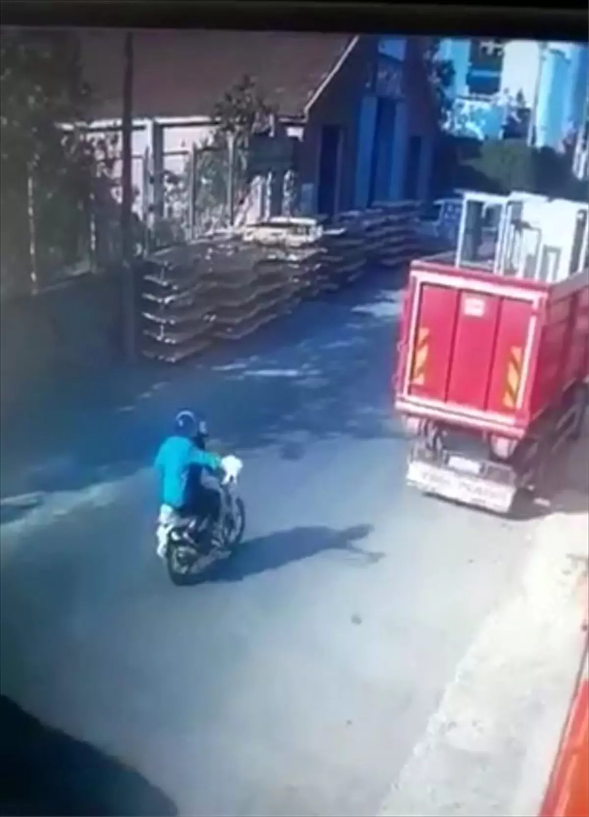 Silahlı saldırı güvenlik kamerasına yansıdı