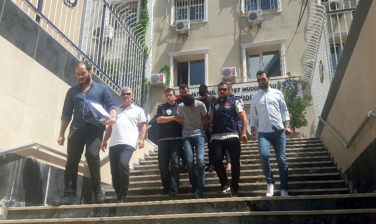 Şişli\'de bir kafede turistlere dehşeti yaşatan şahıslar yakalandı
