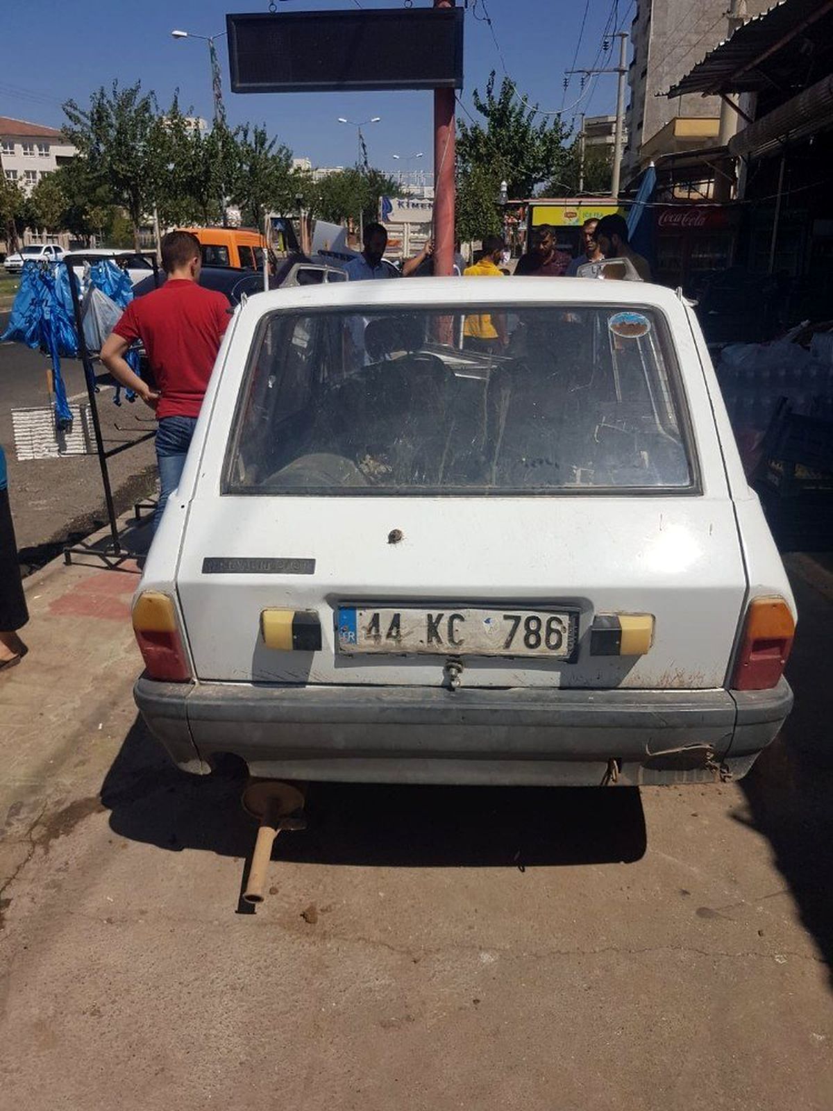 Siverek\'te otomobil elektrik direğine çarptı: 4 yaralı