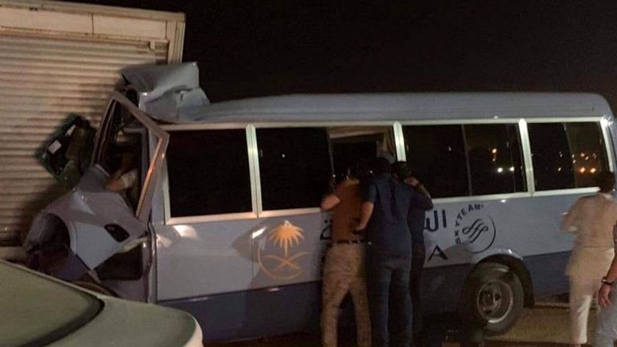 Suudi Arabistan\'da hostesleri taşıyan minibüs kaza yaptı: 1 ölü, 11 yaralı