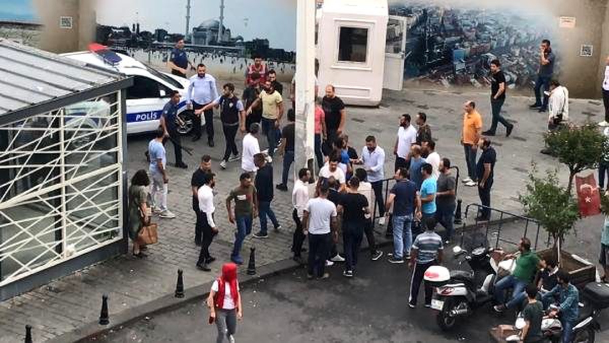 Taksim\'de yabancı uyruklu iki grubun kavgası kamerada