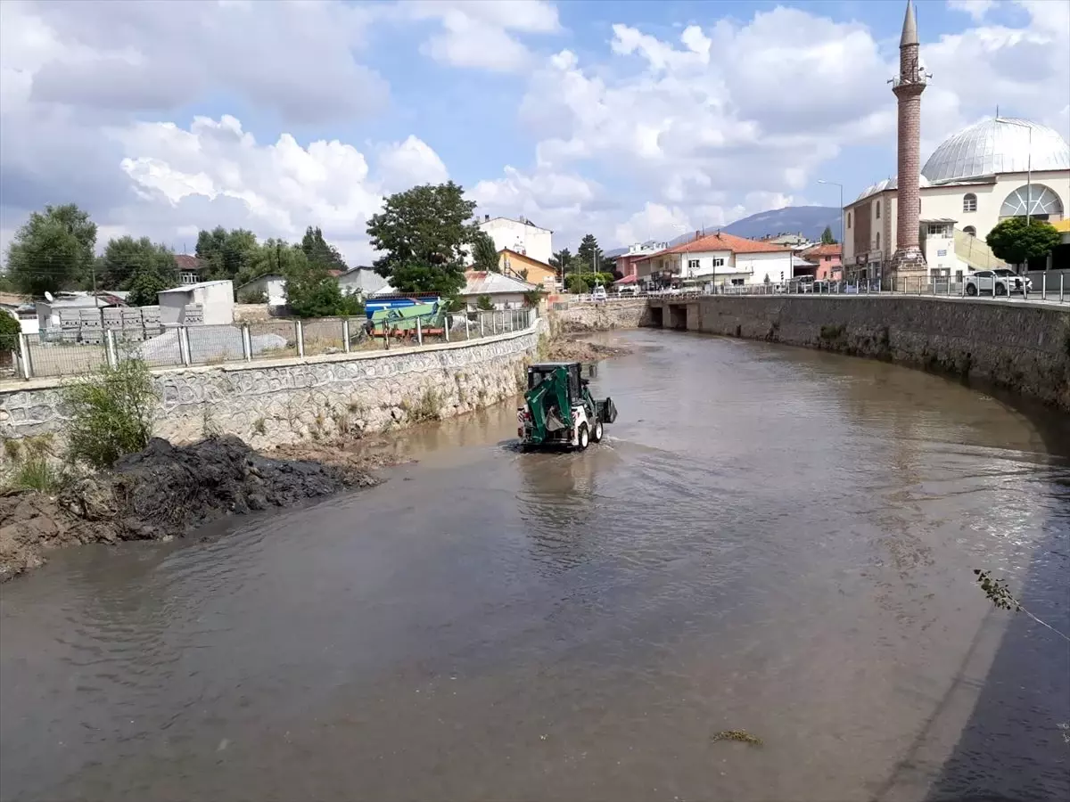 Tecer Irmağı\'nın yatağı temizleniyor