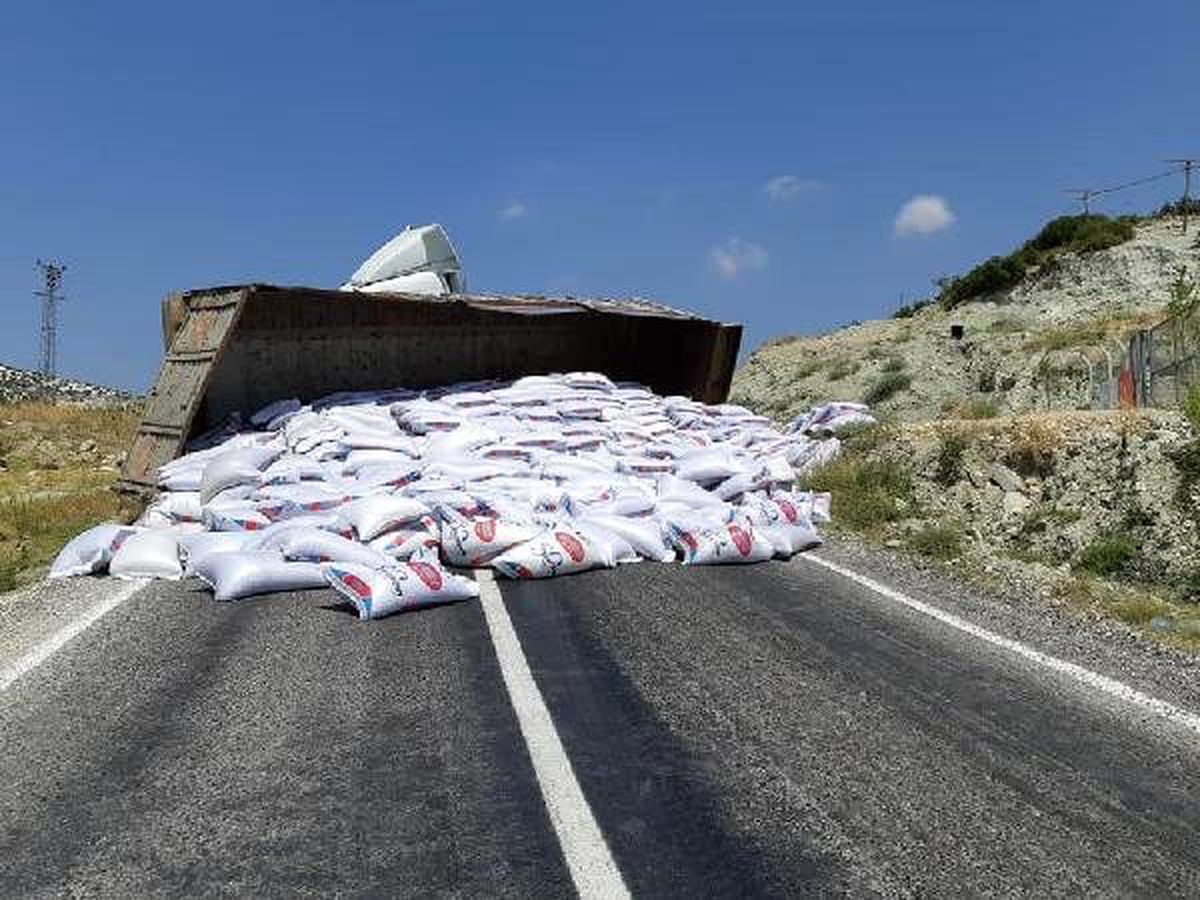 TIR\'ın devrildiği kazada yol ulaşıma kapandı