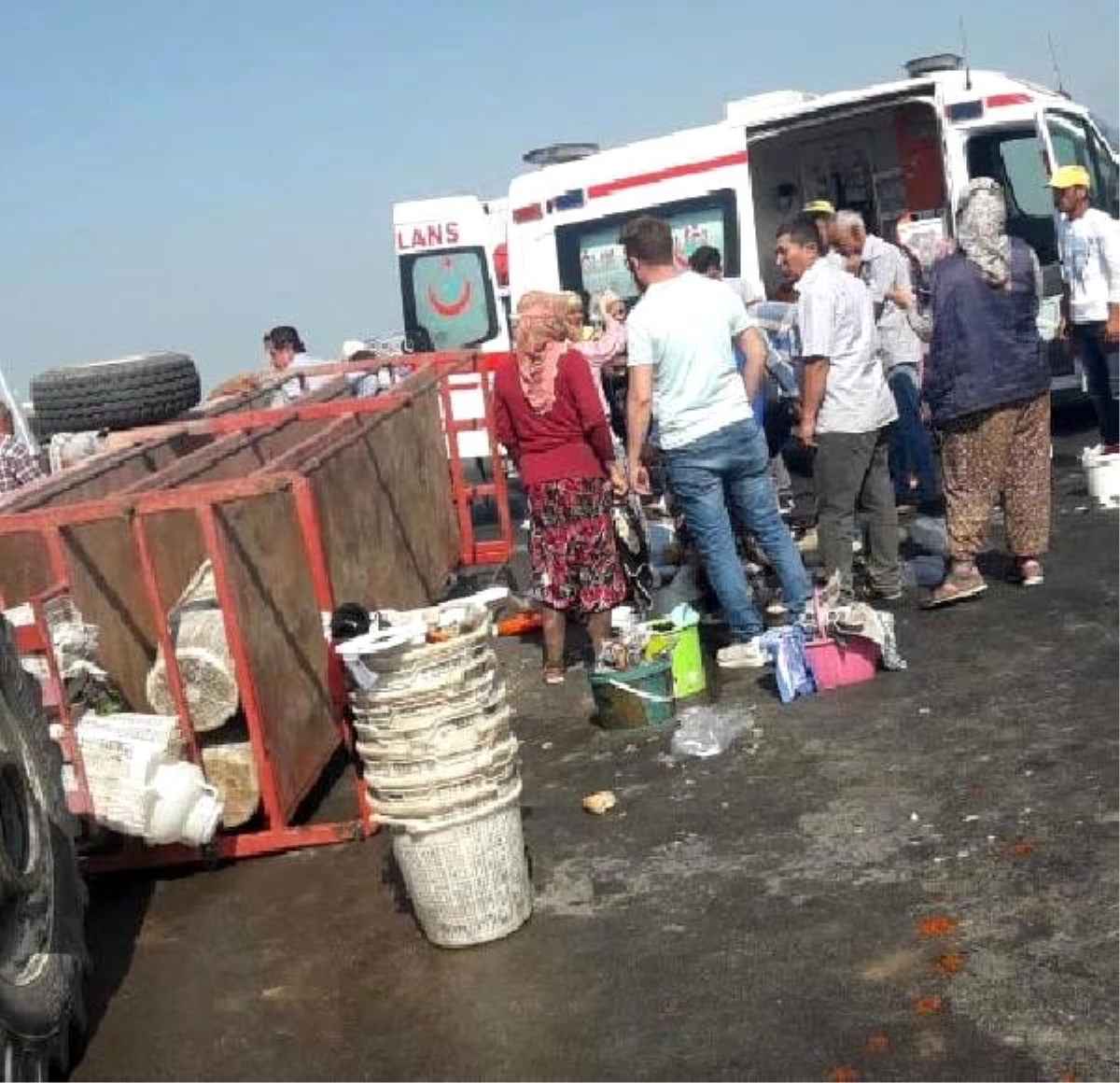 Traktörün römorku devrildi; 11 tarım işçisi yaralı