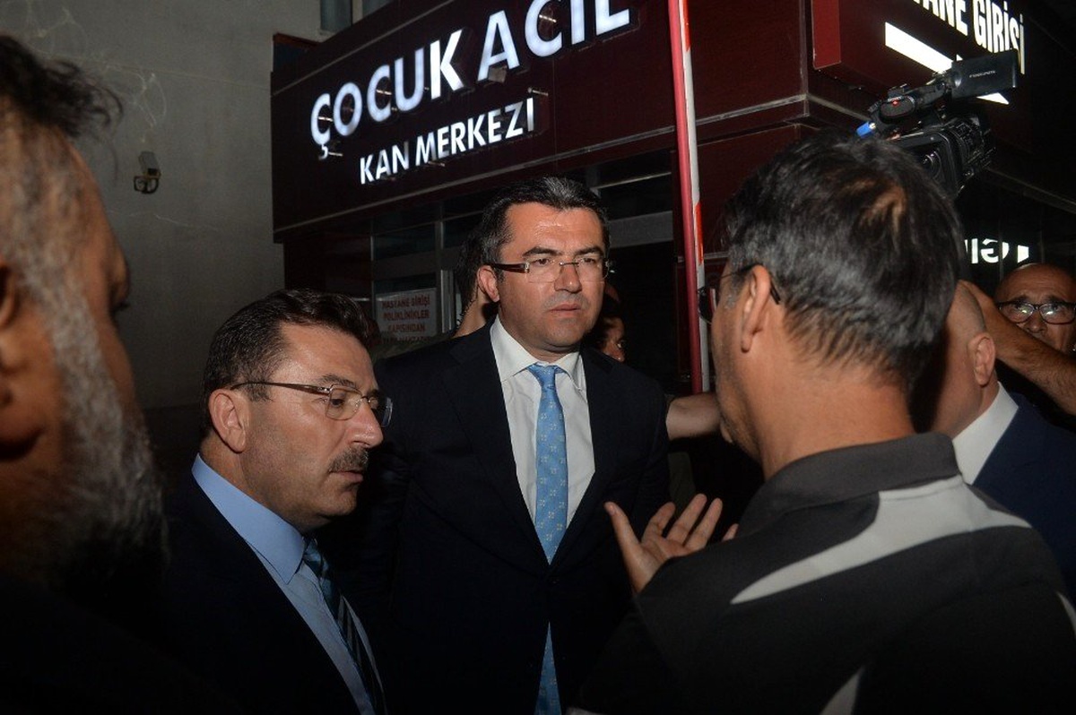 Vali Memiş yaralı polisi hastanede ziyaret etti