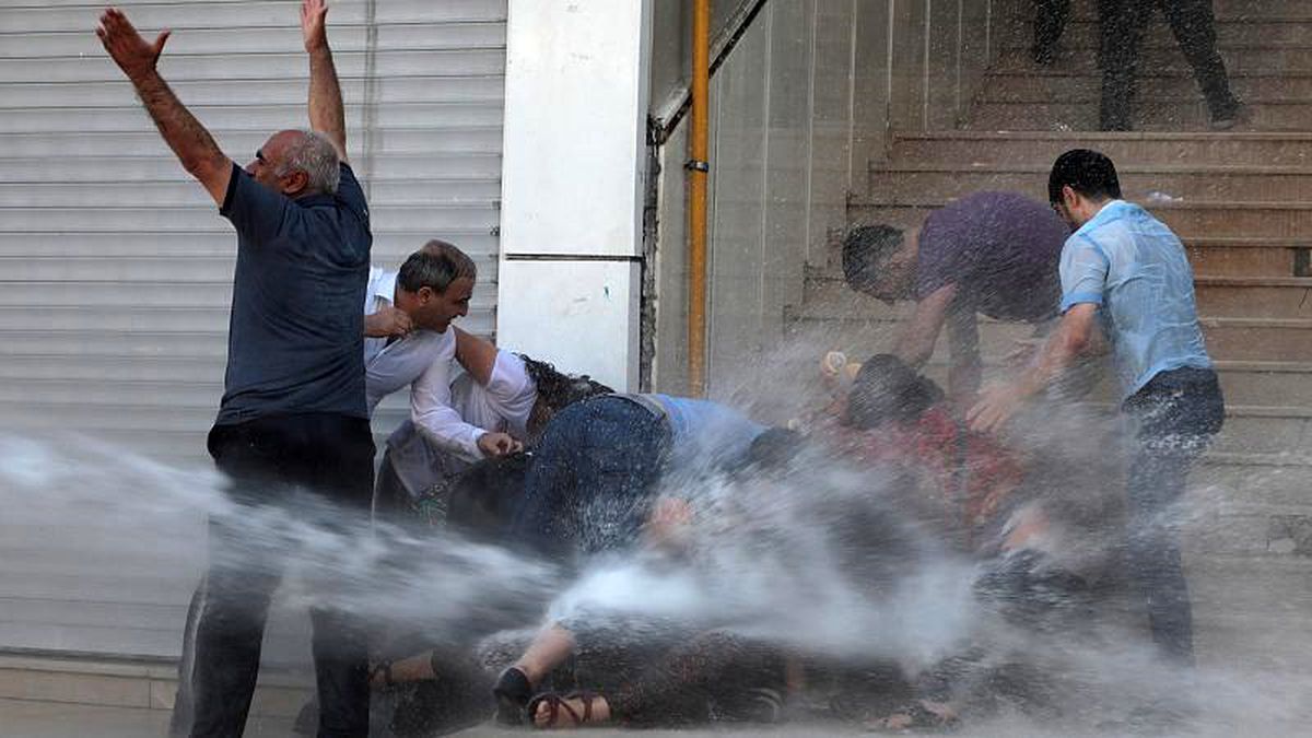 Van\'da kayyum protestosuna katılan bir göstericinin dövülerek gözaltına alınmasına tepki