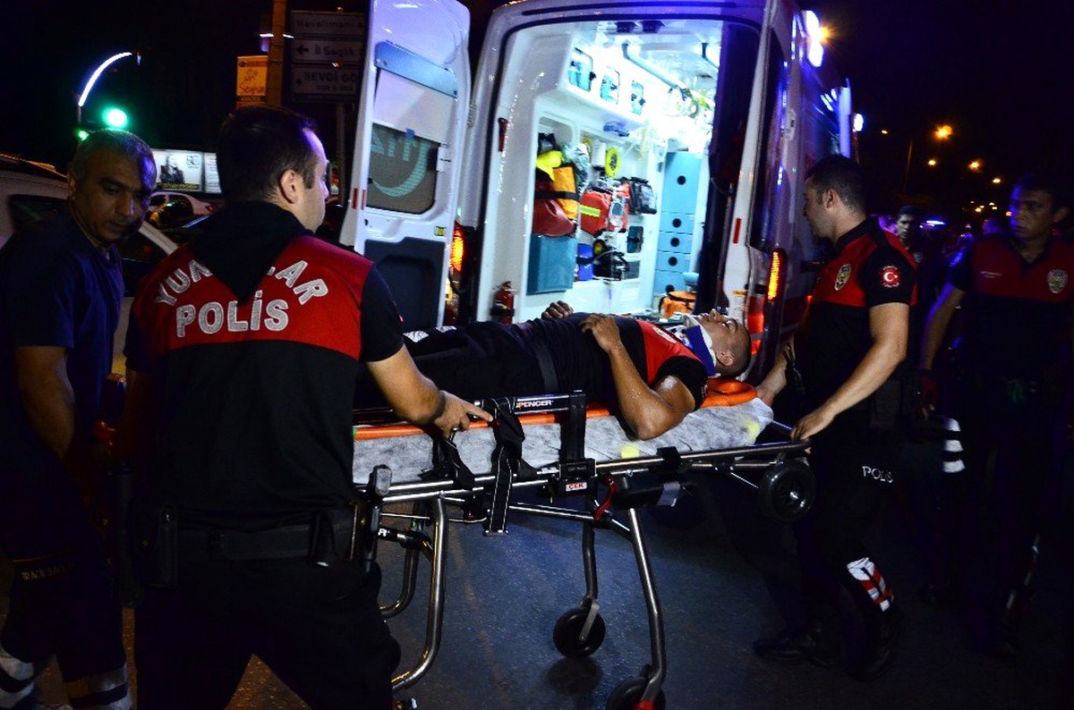 Adana\'da otomobil ile motosikletli yunus ekibi çarpıştı: 1 polis yaralandı