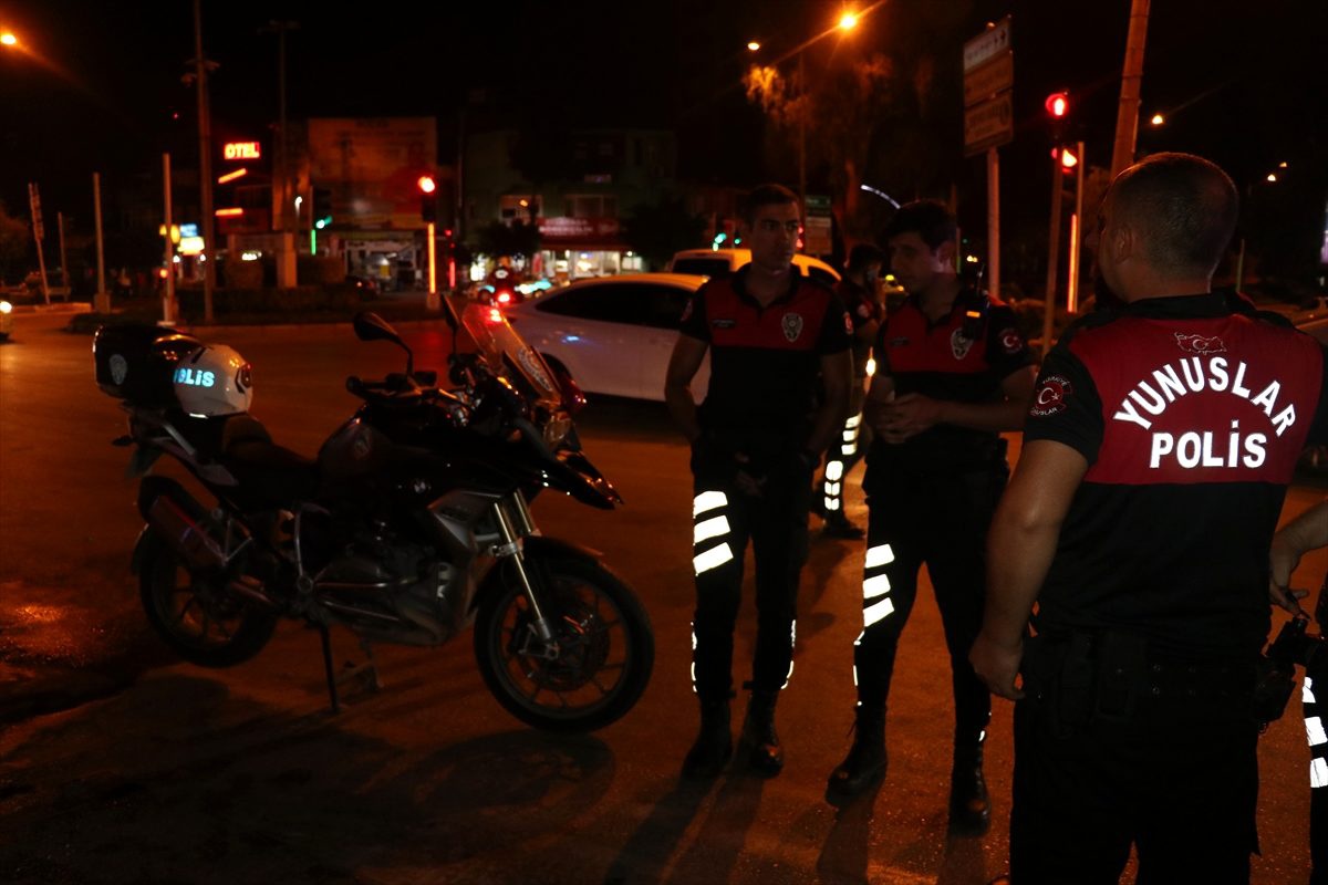 Adana\'da otomobil ile polis motosikleti çarpıştı