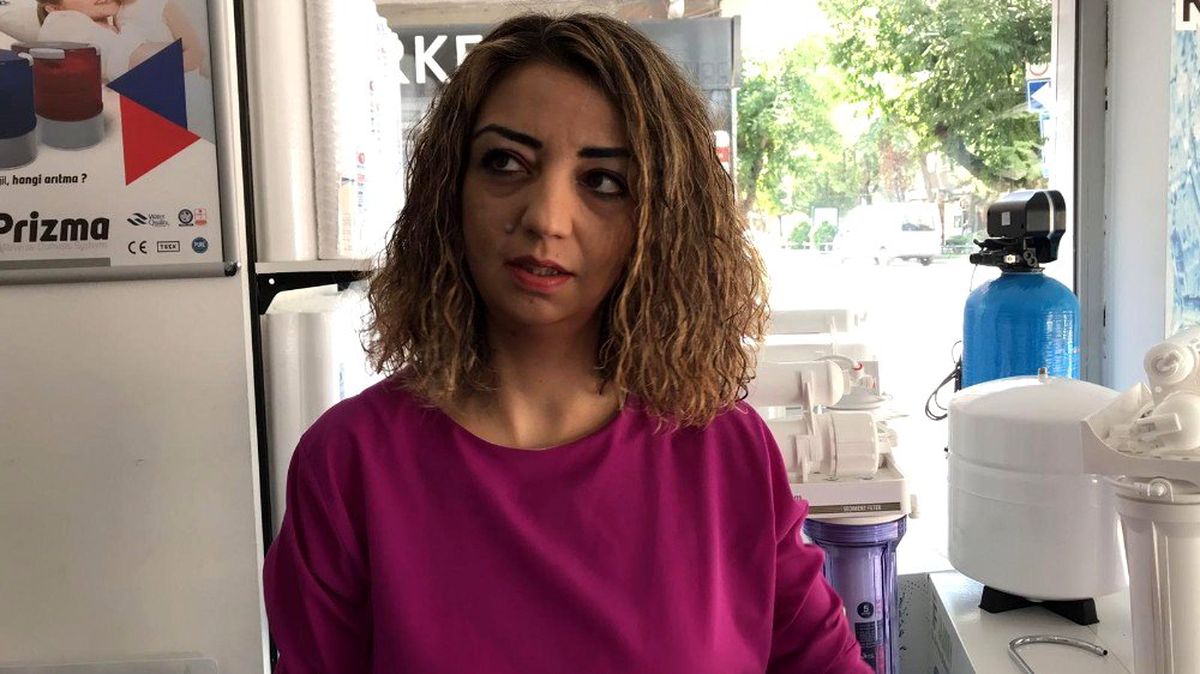 Arabayla dükkana daldı