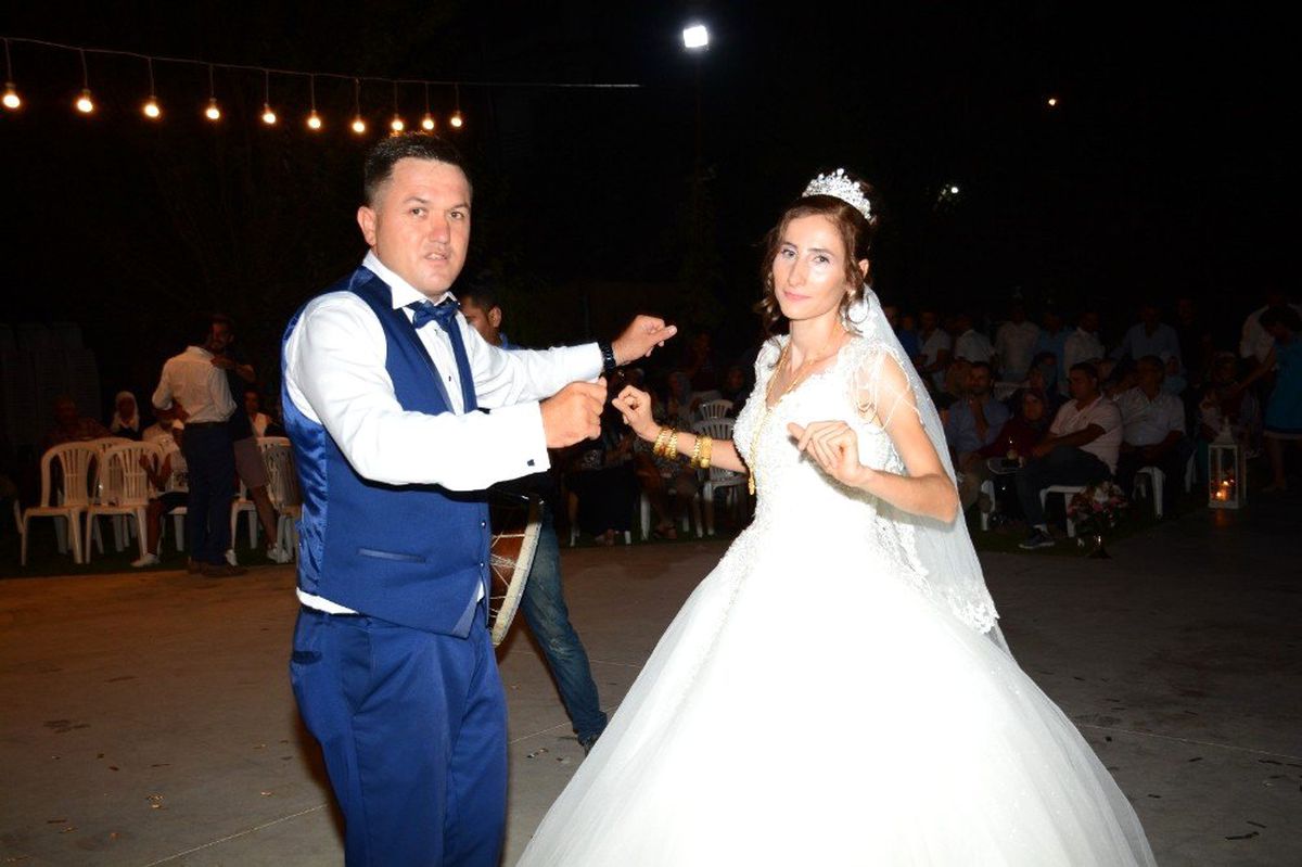 Balayı dönüşü kazada hayatını kaybeden damat son yolculuğuna uğurlandı