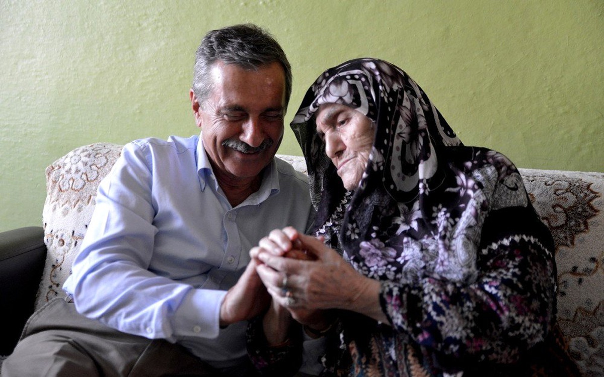 Başkan Ataç\'tan asırlık Emine nineye ziyaret
