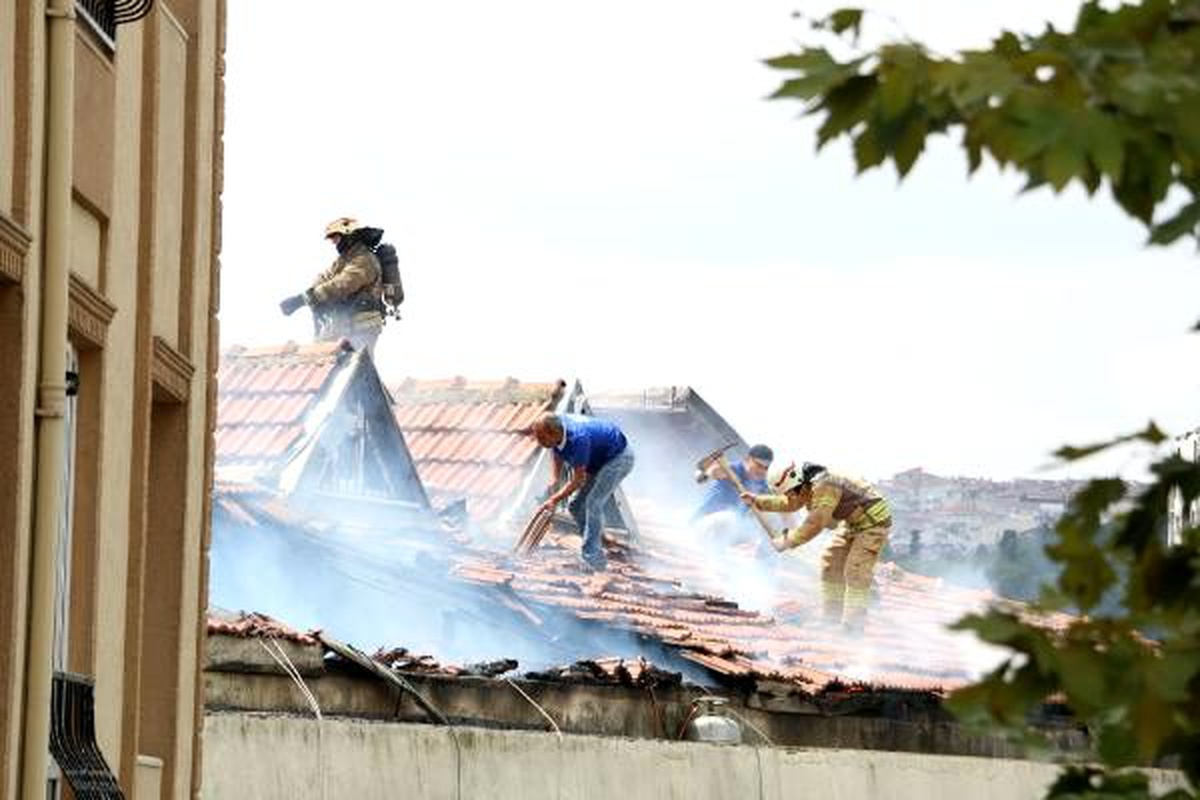 Beyoğlu\'nda, izolasyon çalışması yapılan çatıda yangın