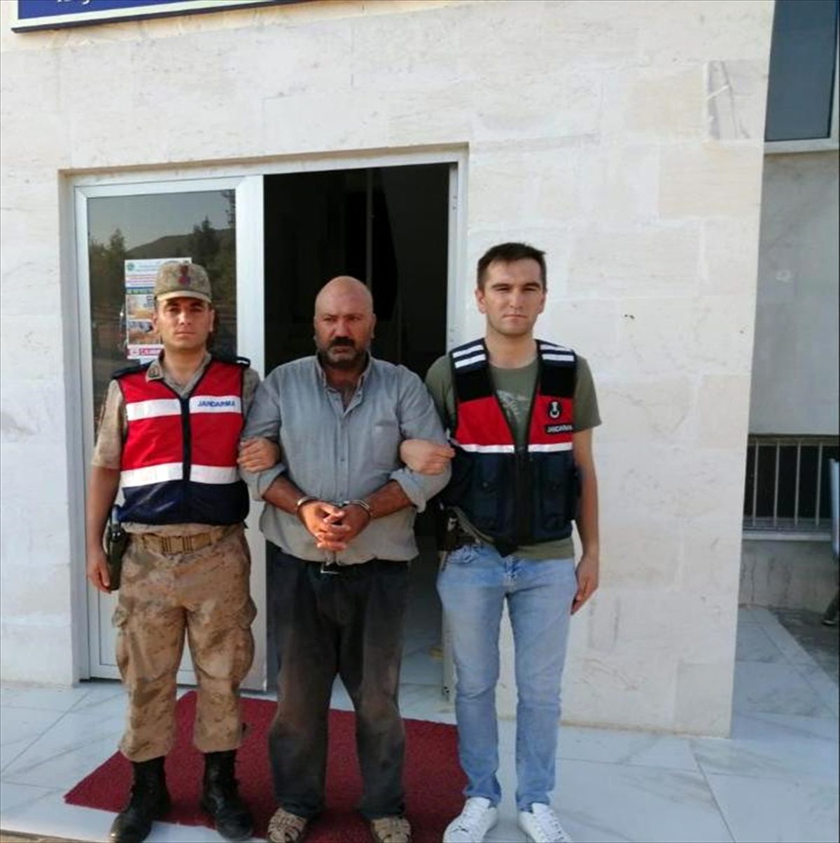 Cinayet zanlısı, kadın kılığında yakalandı