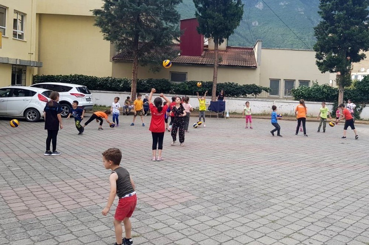 Çocuklar tesislere gidemeyince, antrenörler mahalledeki okul bahçelerine geldi