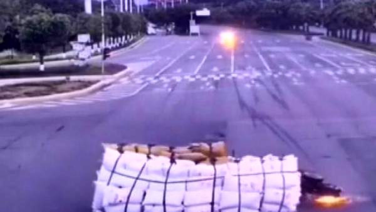 Devrilen triportördeki yükün altında kaldılar... yaşanan can pazarı ve kurtulmaları kamerada