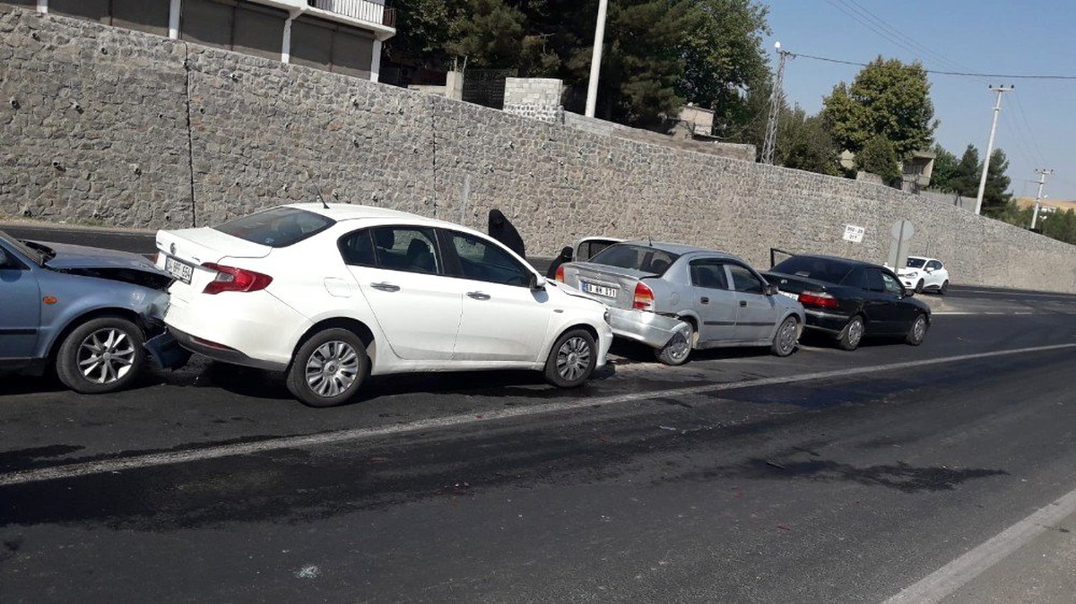 Diyarbakır\'da 6 aracın kazaya karışmasına neden olan sürücü olay yerinden kaçtı