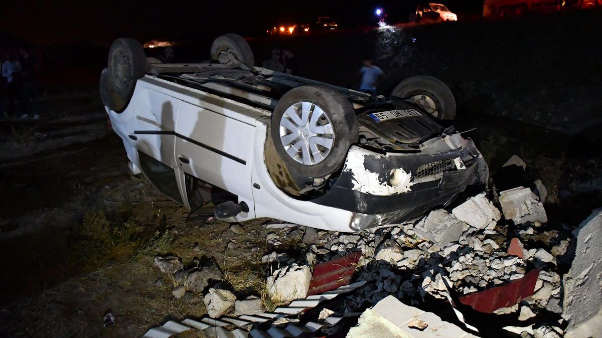 Doğubayazıt\'ta otomobil şarampole devrildi: 1 ölü, 1 yaralı