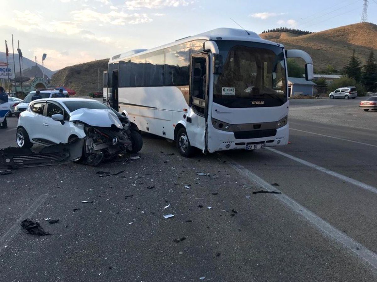 Elazığ\'da midibüs ile otomobil çarpıştı: 2 yaralı