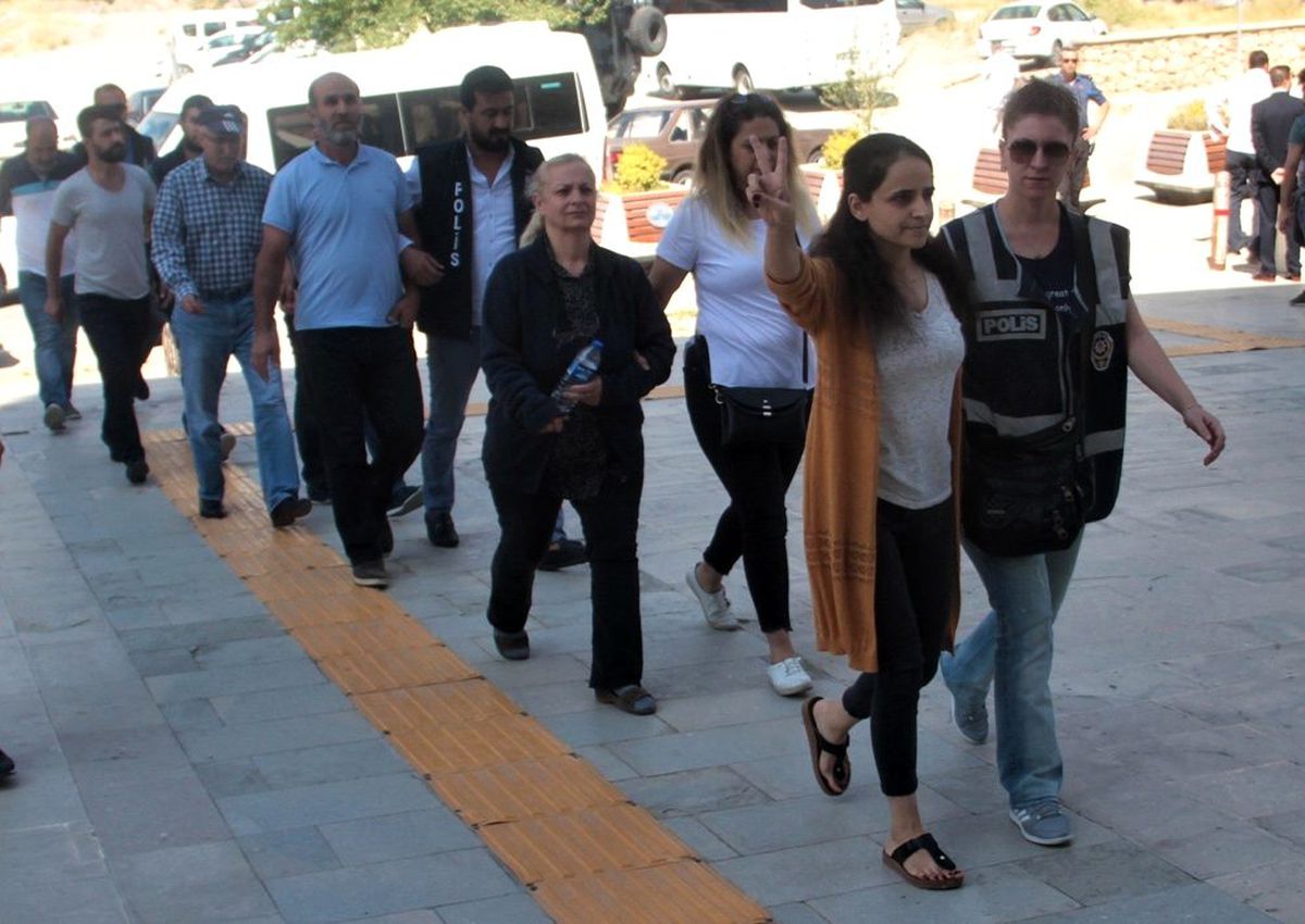 Elazığ\'da PKK/KCK operasyonu, HDP\'nin İl Eş Başkanı tutuklandı