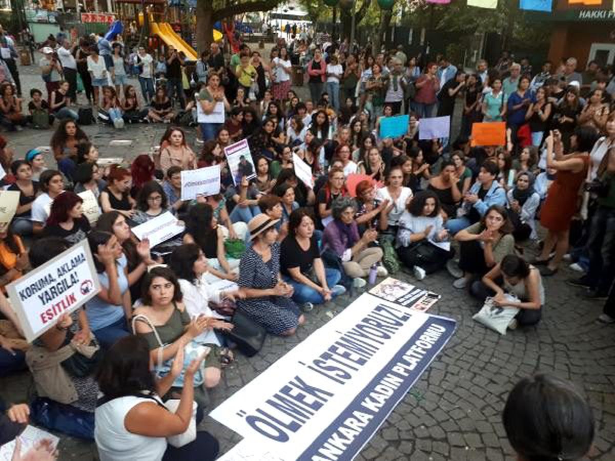 \'emine bulut\' cinayetini protesto eden kadınlar, oturma eylemi gerçekleştirdi