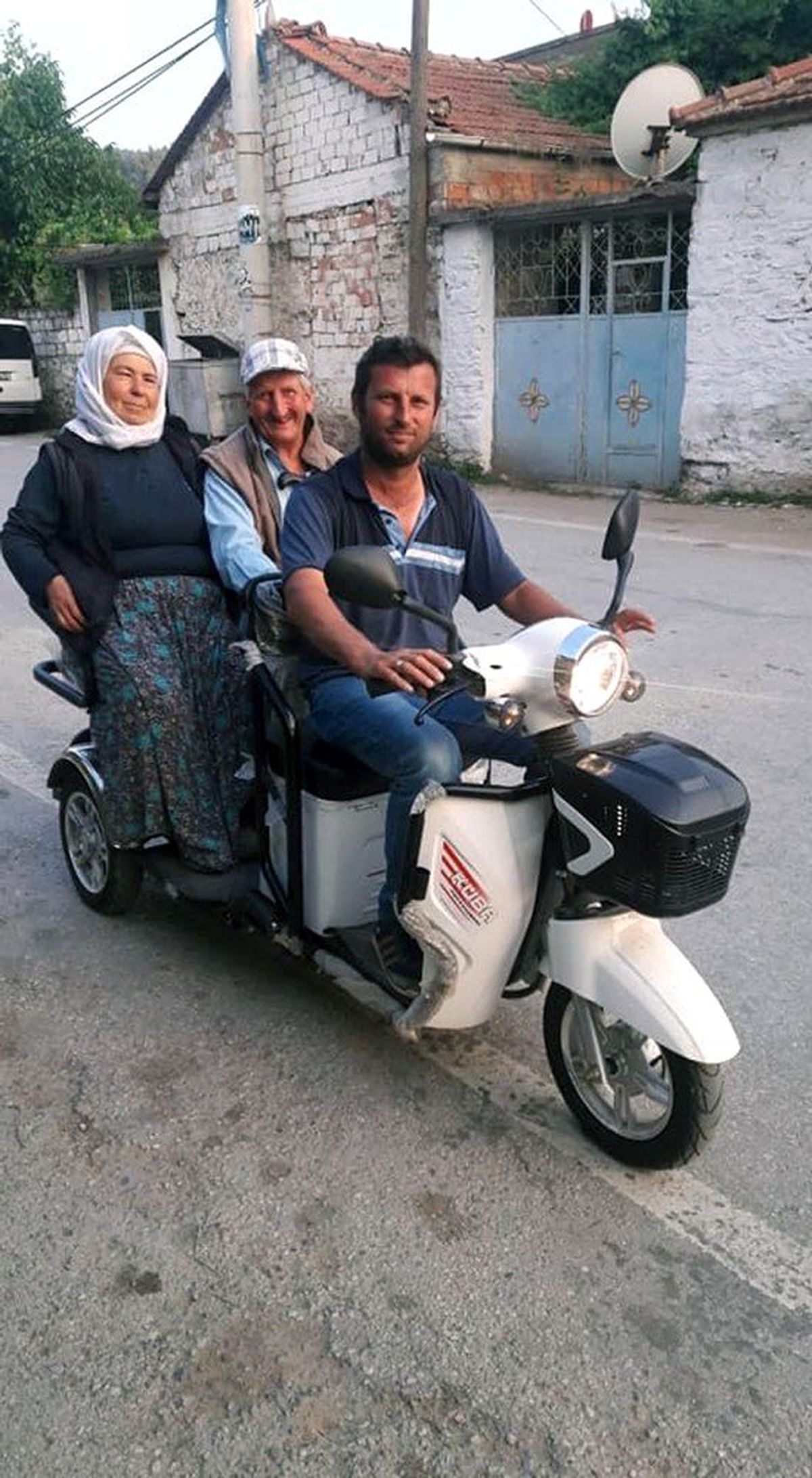 Engelli anne-babasını taşıdığı motoru çaldılar