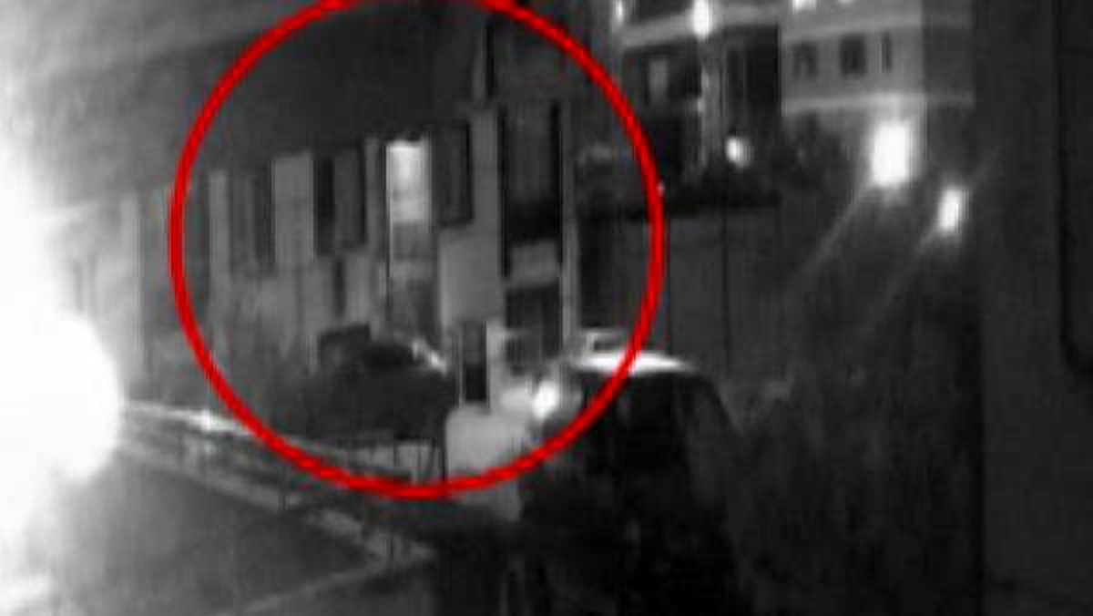 Esenyurt\'ta pencereden giren hırsız kamerada