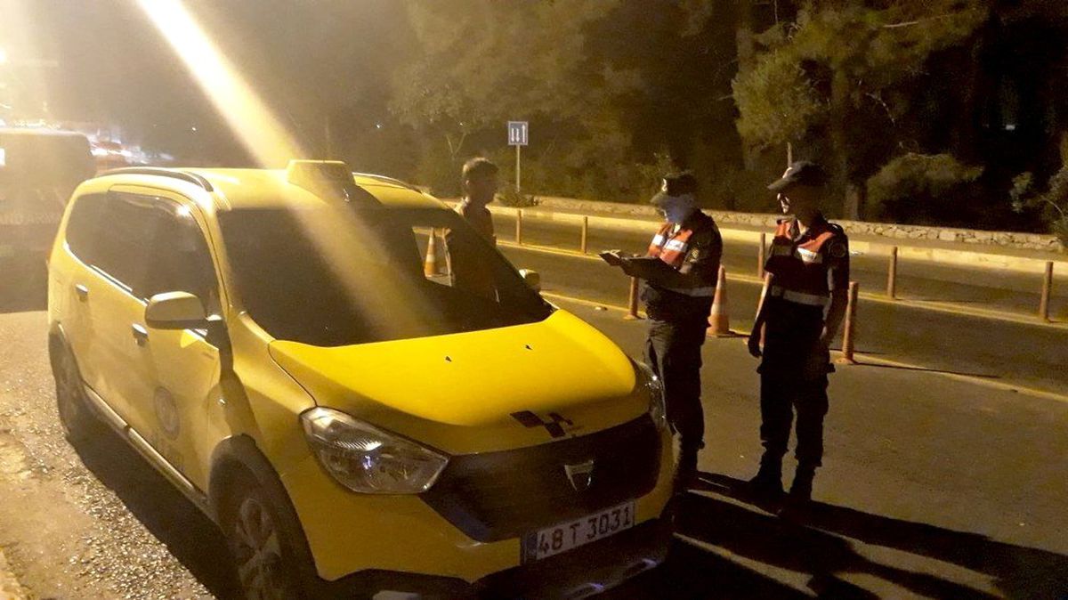 Fethiye\'de trafiği tehlikeye düşüren taksicilere ceza