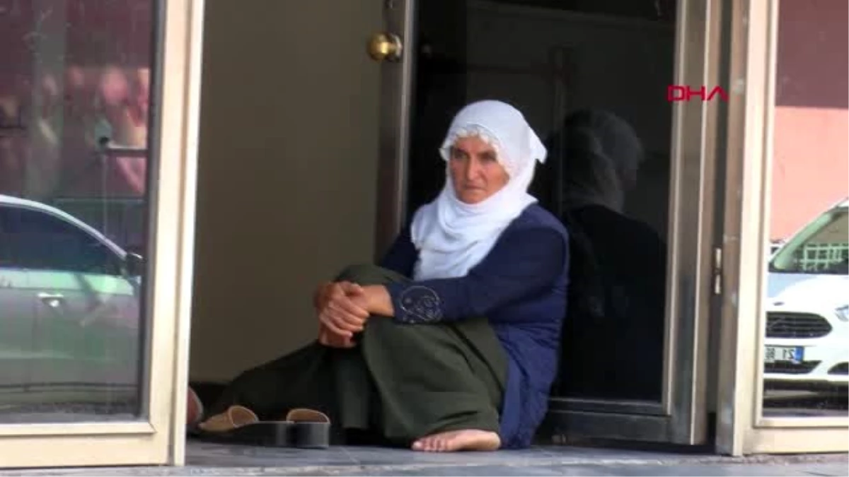 GAZİANTEP Oğlunun dağa kaçırıldığını söyleyen annenin HDP\'deki eylemi sürüyor