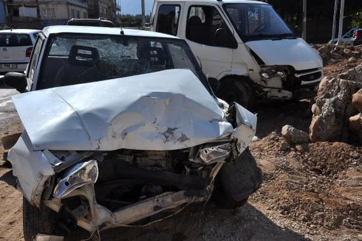 Gaziantep\'te kamyonet ile çarpışan otomobildeki 4 kişi yaralandı